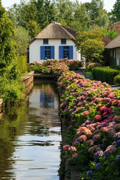 Giethoorn Netherlands Channels-and-houses-of-Giethoorn-12