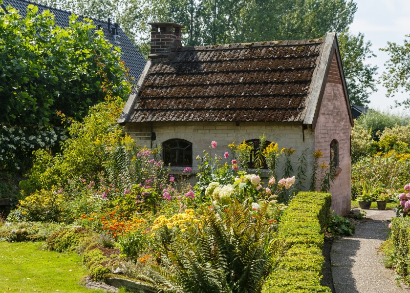 Giethoorn Netherlands Channels-and-houses-of-Giethoorn-14