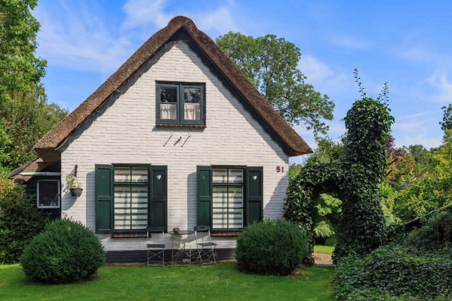 Giethoorn Netherlands Channels-and-houses-of-Giethoorn-17
