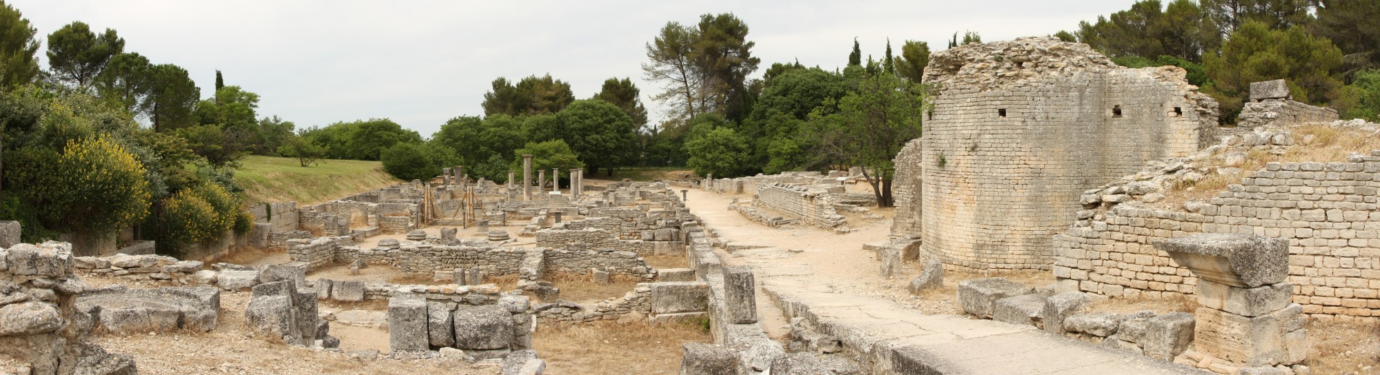 Glanum Curia Street Market