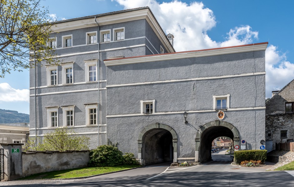 Gmuend Hauptplatz 1 Oberes Stadttor und Schloss Lodron NO-Ansicht 06042017 7255