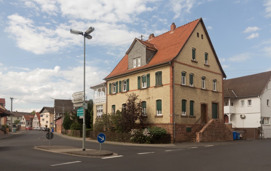 Gründau, straatzicht Bachgasse-Hain Gründauer Strasse foto2 2016-08-09 16.33