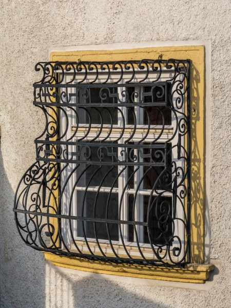 Gumpoldskirchen Schloss Fenstergitter 01