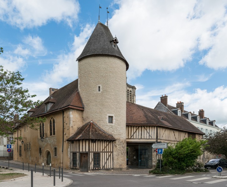 Hôtel du Petit Louvre, Troyes, South view 20140509 1