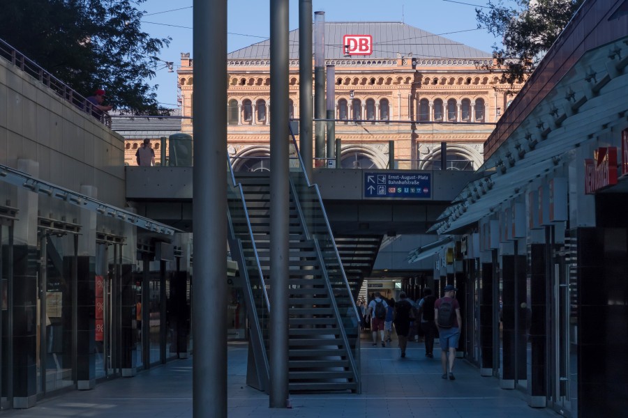 Hannover, Bahnhofstrasse beneden bij de winkels Dm IMG 4584 2018-07-01 17.57