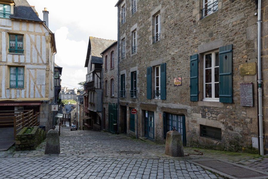 Haut de la rue du Jerzual, Dinan, France