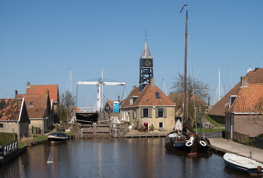Hindeloopen, de schutssluis met de houten ophaalbrug RM18209 en de sluiswachterswoning RM22191 IMG 2358 2018-04-18 14.19