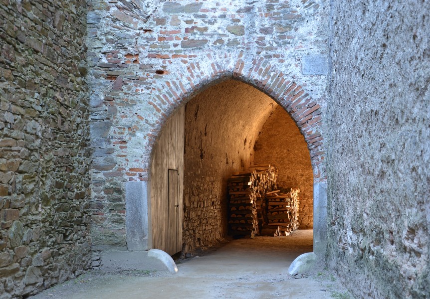 Hrad Pernštejn (Pernstein) - brána (5. nádvoří)