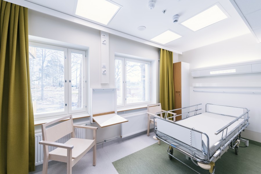 Huone Katriinan sairaalan remontoidussa siivessä