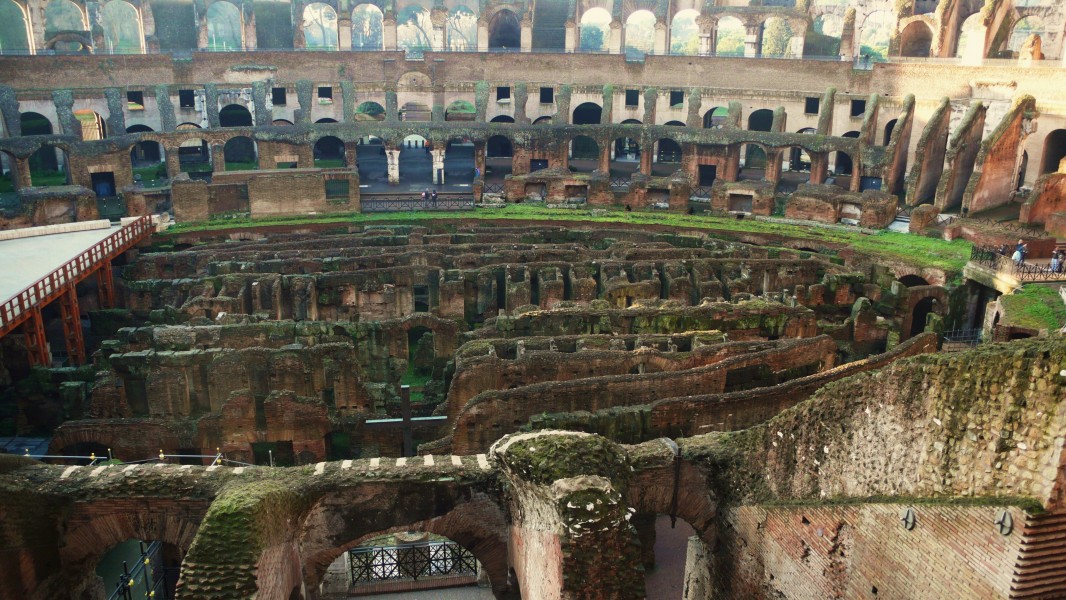 Interior del coliseo-roma-2011 (3)