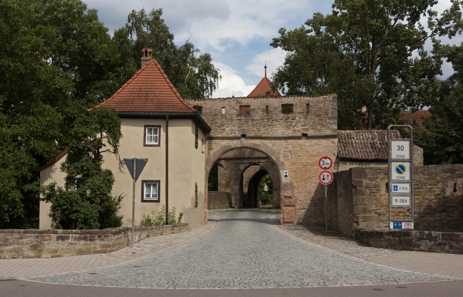 Iphofen, Mainbernheimer Tor DmD-6-75-139-25 van buitenkant foto9 2016-08-06 15.27