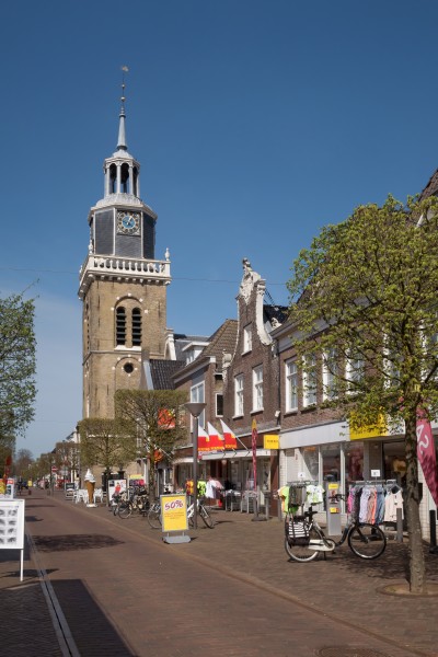 Joure, de toren van de Hobbe van Baerdt Tsjerke Hervormde kerk in straatzicht RM20833 IMG 2161 2018-04-17 11.48