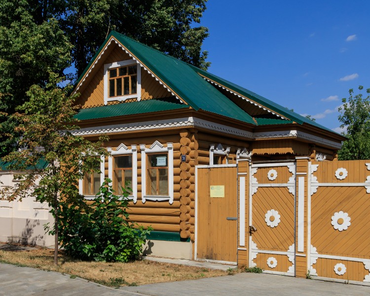 Kazan wooden house next to Apanayev Mosque 08-2016