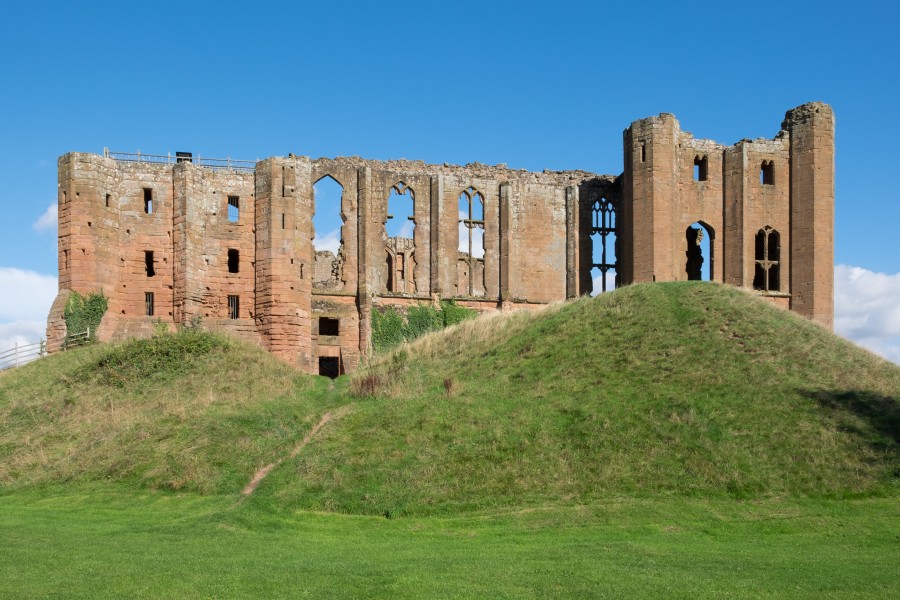 Kenilworth Castle Great Hall from the west 2016