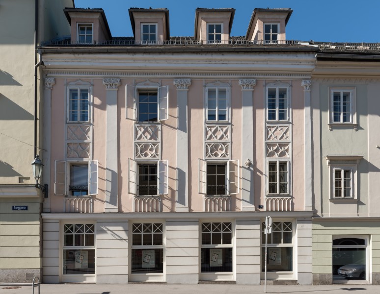Klagenfurt Burggasse 3 Buergerhaus mit neogotischer Fassade 08082016 3579