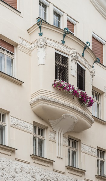 Klagenfurt Kramergasse 7 Wohn-und Geschaeftshaus Erker und Blumendekor 23072016 3961
