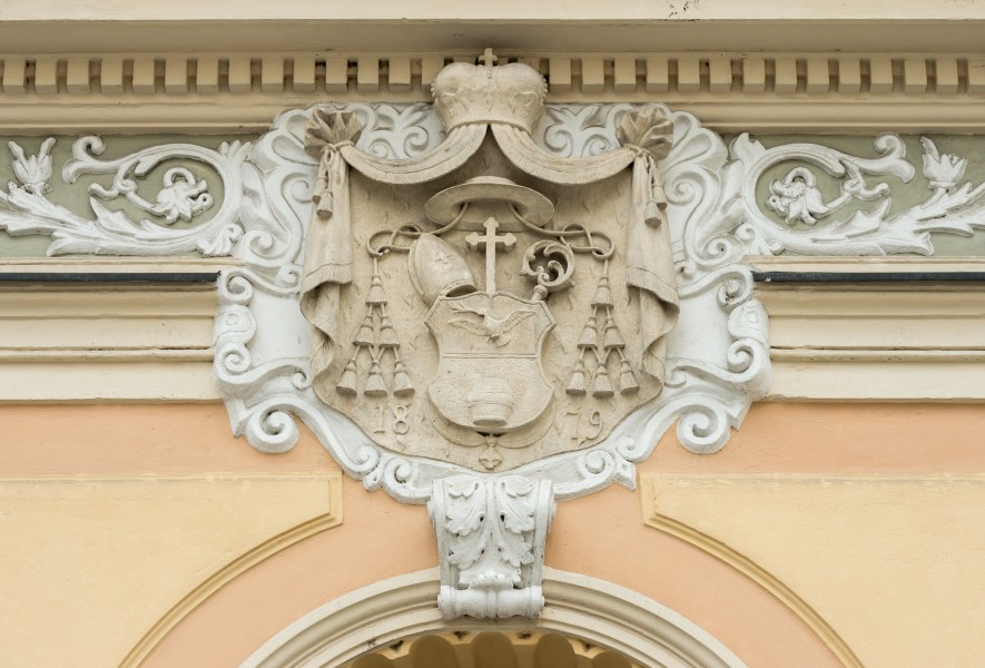 Klagenfurt Lidmanskygasse 14 Portalschauwand Wappen der Bischoefe der Diözese Gurk 15072016 3834