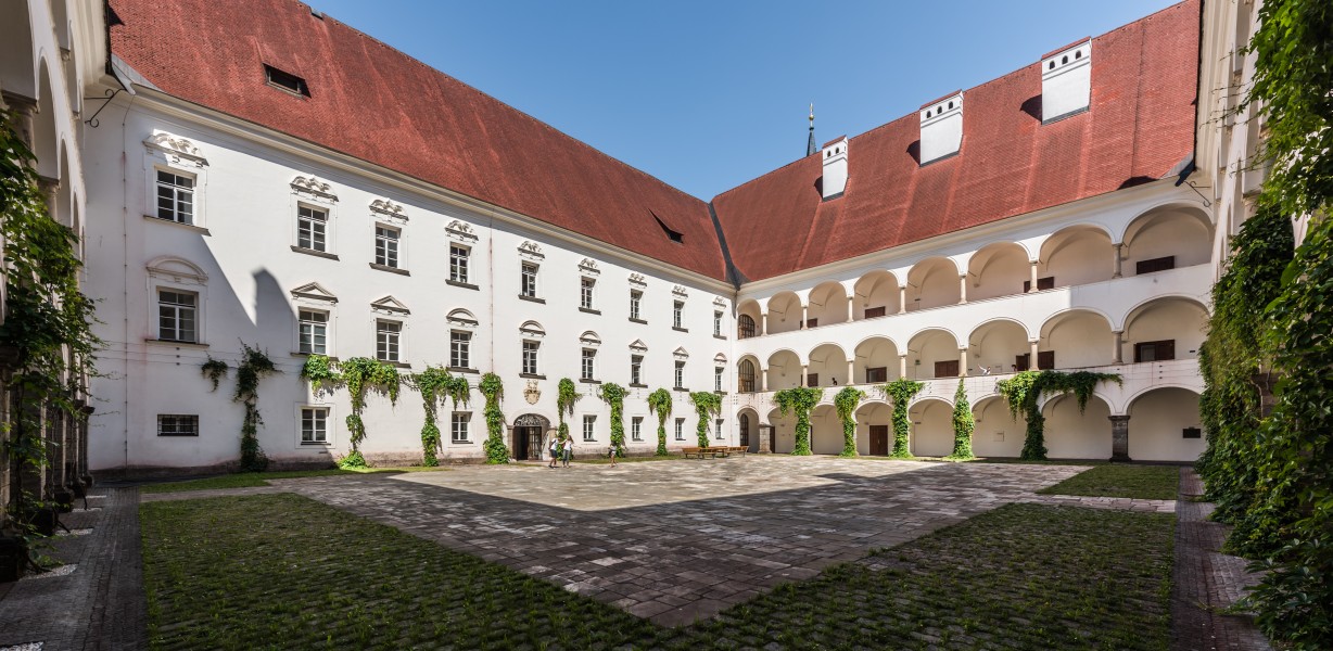 Klagenfurt Stift Viktring Arkadenhof 08062015 4606