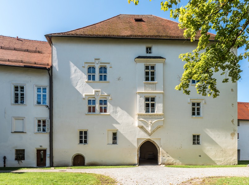Klagenfurt Viktring Stift Prälatur Portal mit Erker 23092017 1135