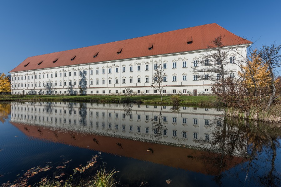 Klagenfurt Viktring Stift Sued-Trakt Spiegelung im Parkteich 01112015 8594