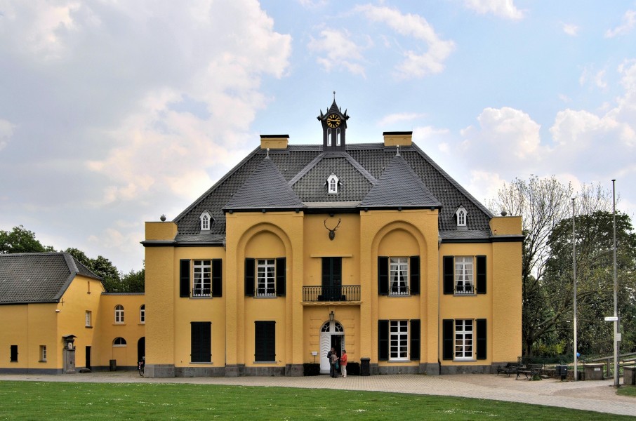 Krefeld, Burg Linn, 2011-04 CN-06