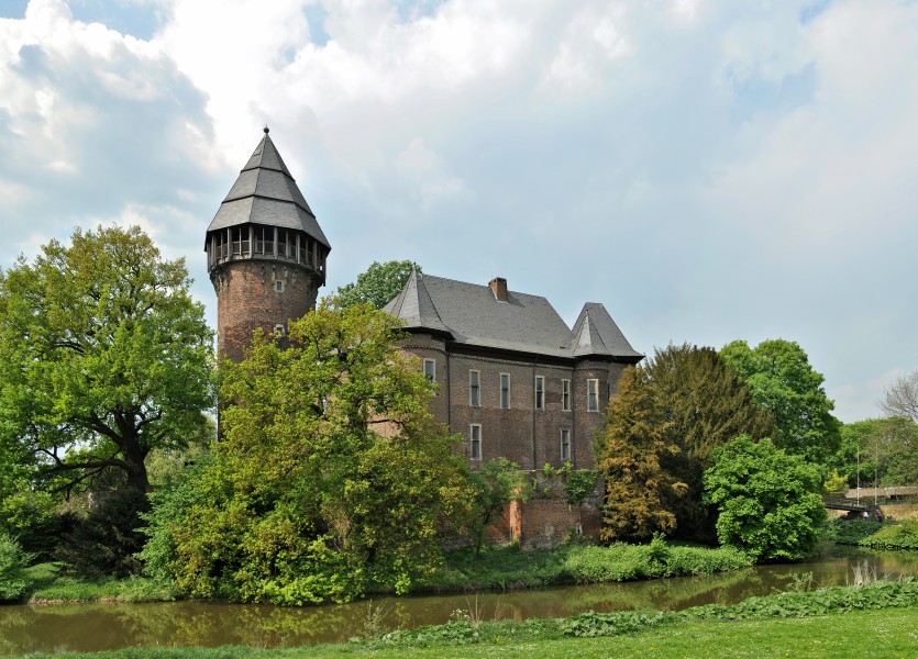 Krefeld, Burg Linn, 2011-04 CN-07