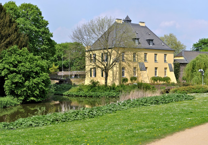 Krefeld, Burg Linn, 2011-04 CN-08