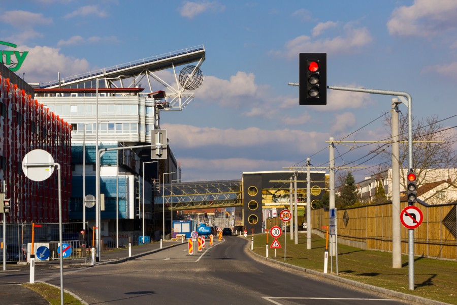 Kremstal Straße samt Plus City und Straßenbahnhaltestelle
