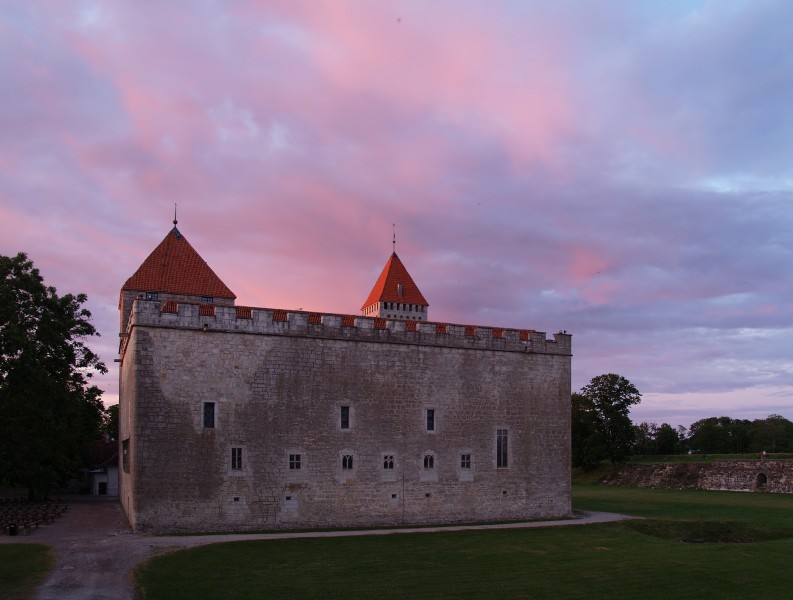 Kuressaare linnus õhtuhämaruses