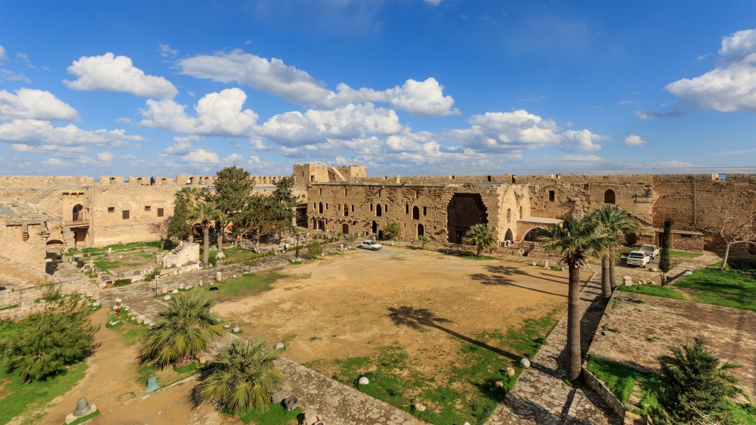 Kyrenia 01-2017 img05 Castle yard