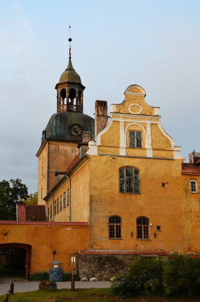 Lielstraupe Castle 02