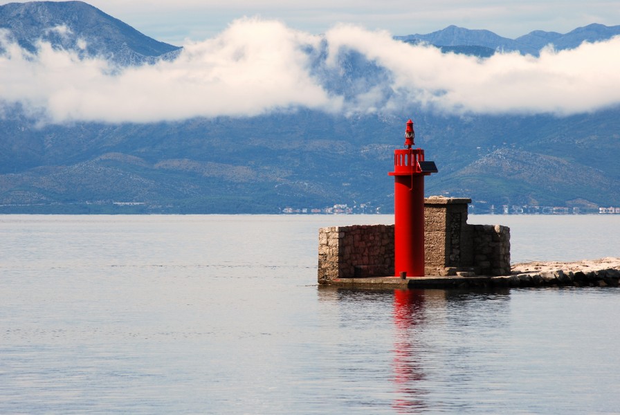 Lighthouse at the entrance to the port - panoramio