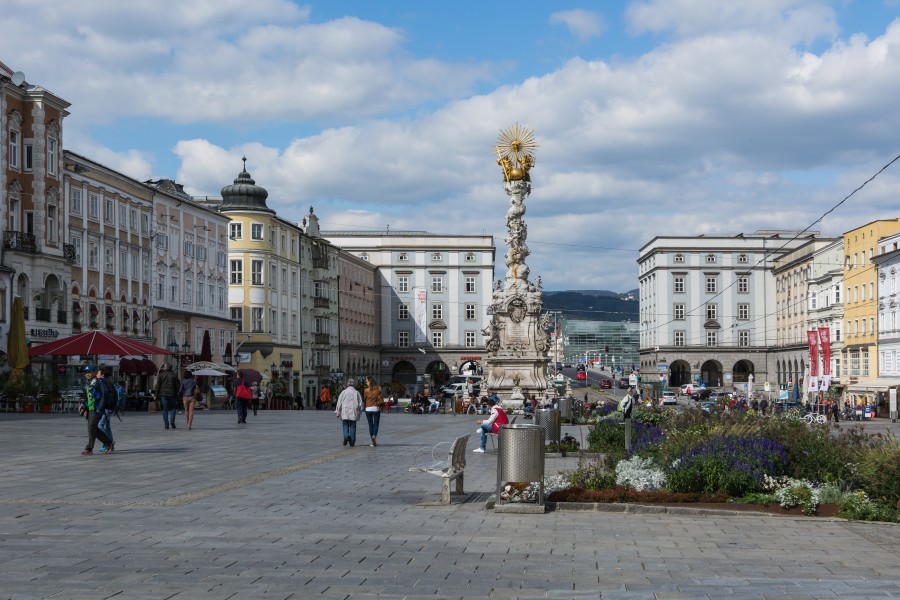 Linz Hauptplatz Dreifaltigkeitssäule Brückenkopf 2015