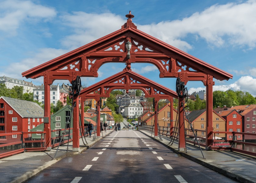 Lykkens Portal, Gamble Bybro, Trondheim, West view 20150605 1