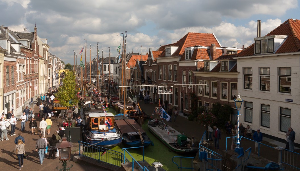 Maassluis, straatzicht de Veerstraat vanaf de Monstersche Sluis tijdens de Furiade IMG 4279 2016-10-01 15.21