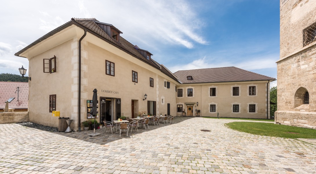 Maria Saal Domplatz 1 Pfarrhof und Domplatz 7 Mesnerei mit Domcafe 30062017 0044
