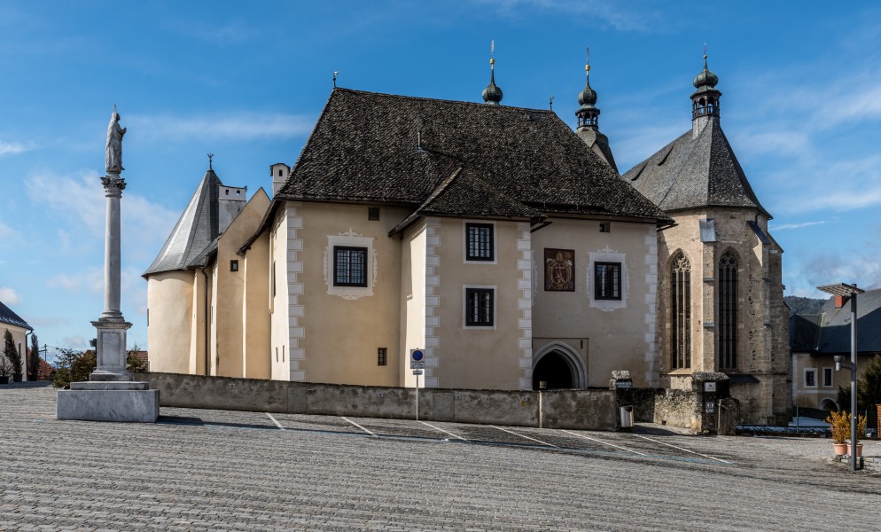 Maria Saal Domplatz 4 Torbogenbau und Kapitelhaus SO-Ansicht Mariensaeule 01032017 6400
