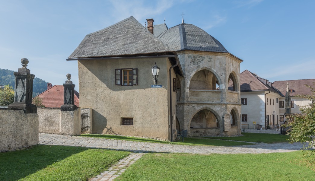 Maria Saal Kollegiatstift Kanonikerstoeckl und Karner Ost-Ansicht 28092016 4582