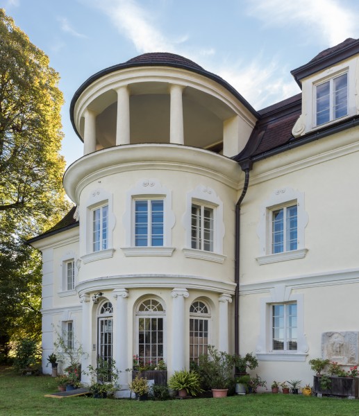 Maria Saal Lind 2 Schloss halbrunder Zubau 05102015 7988