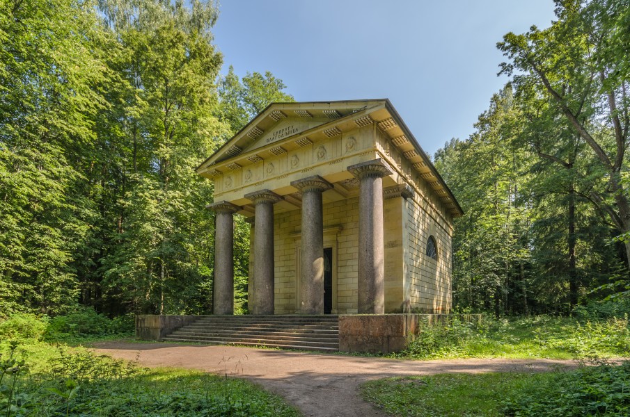 Mausoleum to Husband-Benefactor in Pavlovsk Park 01