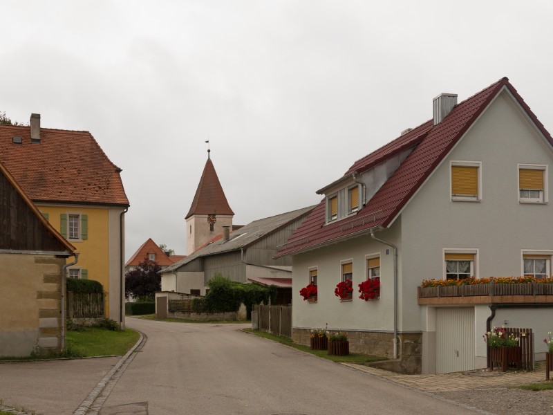 Mitteldachstetten, straatzicht me toren van de evangelisch-lutherische Pfarrkirche DmD-5-71-183-26 foto3 2016-08-05 11.14
