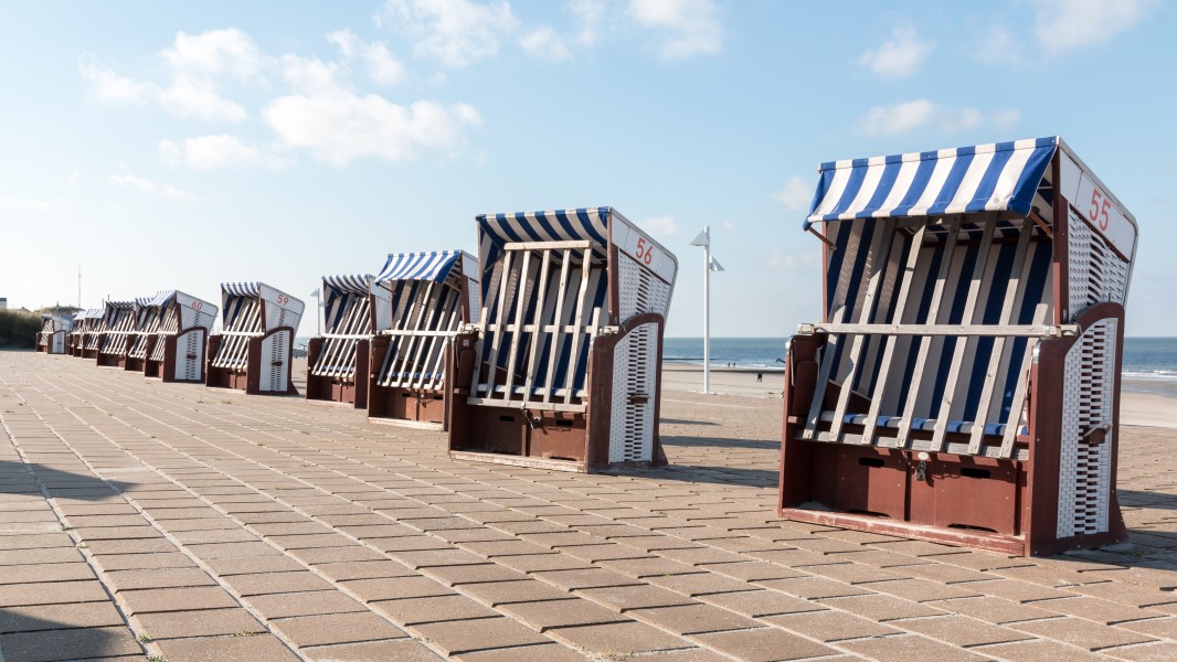 Norderney, Strandkörbe an der Strandpromenade -- 2016 -- 5182
