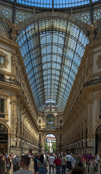 North view in Galleria Vittorio Emanuele II from rotunda