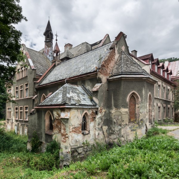 Nowa Ruda - niszczejacy zabytkowy dom