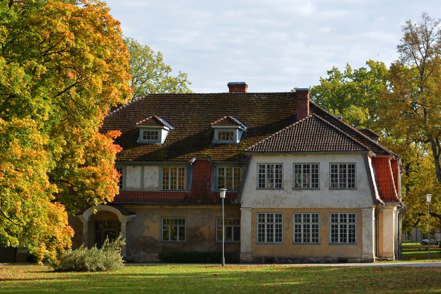 Olustvere mõisa valitsejamaja, 19.-20.saj.a*