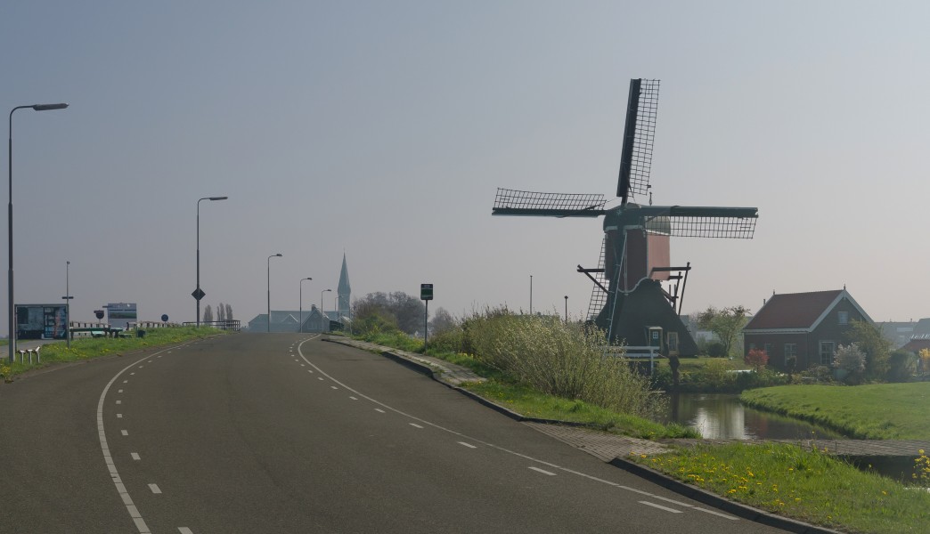 Oud Ade, de Vrouw Vennemolen RM 7135 met de Rooms Katholieke kerk op de achtergrond foto4 2017-04-09 10.57