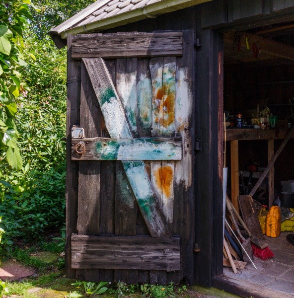 Oud scheefgezakt houten tuinschuurtje. Locatie, Tuinreservaat Jonkervallei 01