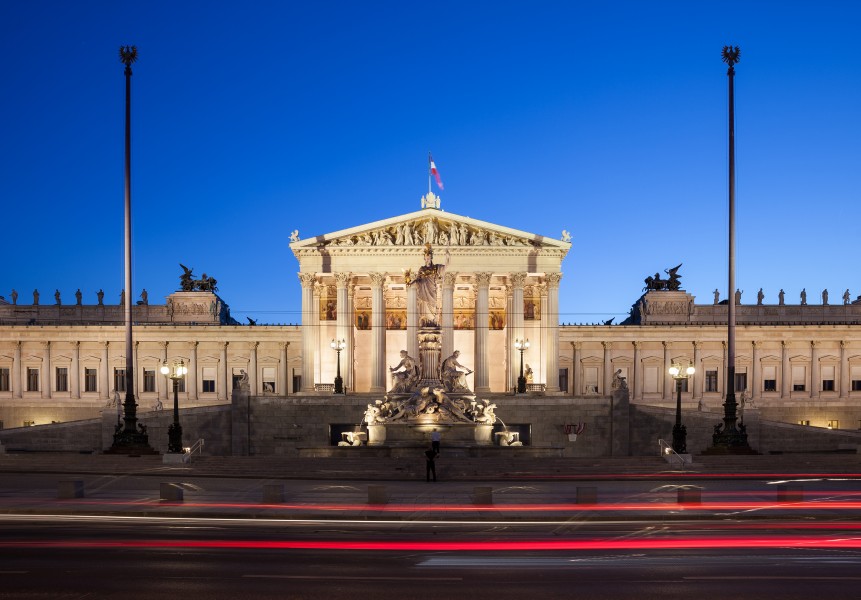 Parlament Wien abends mit Autos