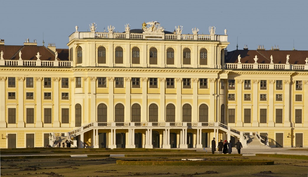 Partie centrale façade château Schönbrunn côté Jardins lumière soir hiver