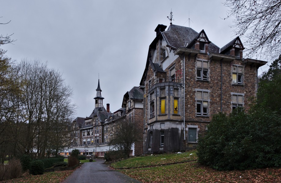 Path leading to the front of Sanatorium du Basil, Stoumont, Belgium (DSCF3485)